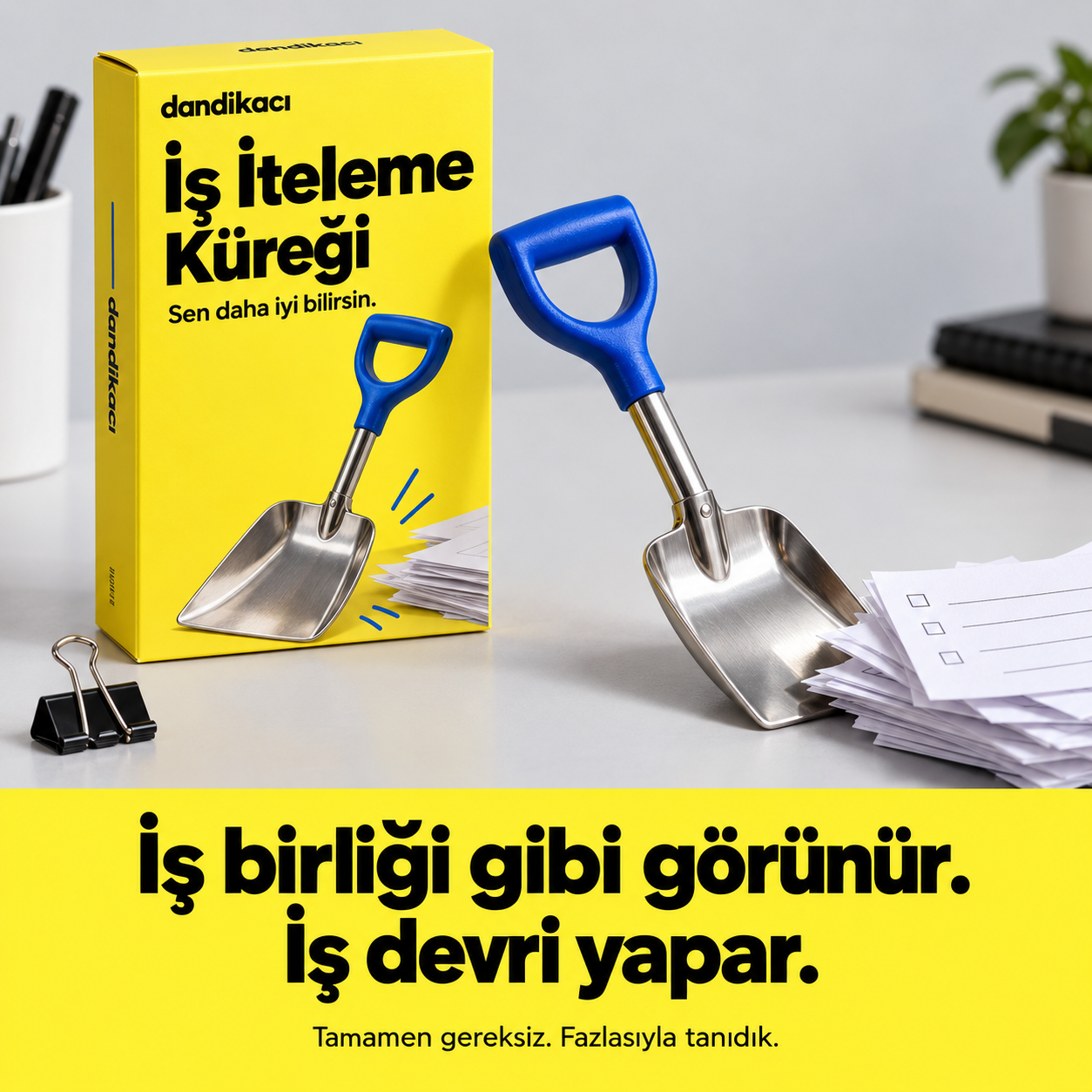 Sarı İş İteleme Küreği kutusu ve görev kâğıtlarını iten mavi saplı minik metal kürek